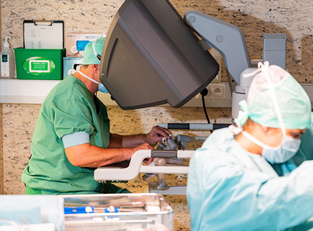 Dr. Van Trappen aan de robot tijdens operatie