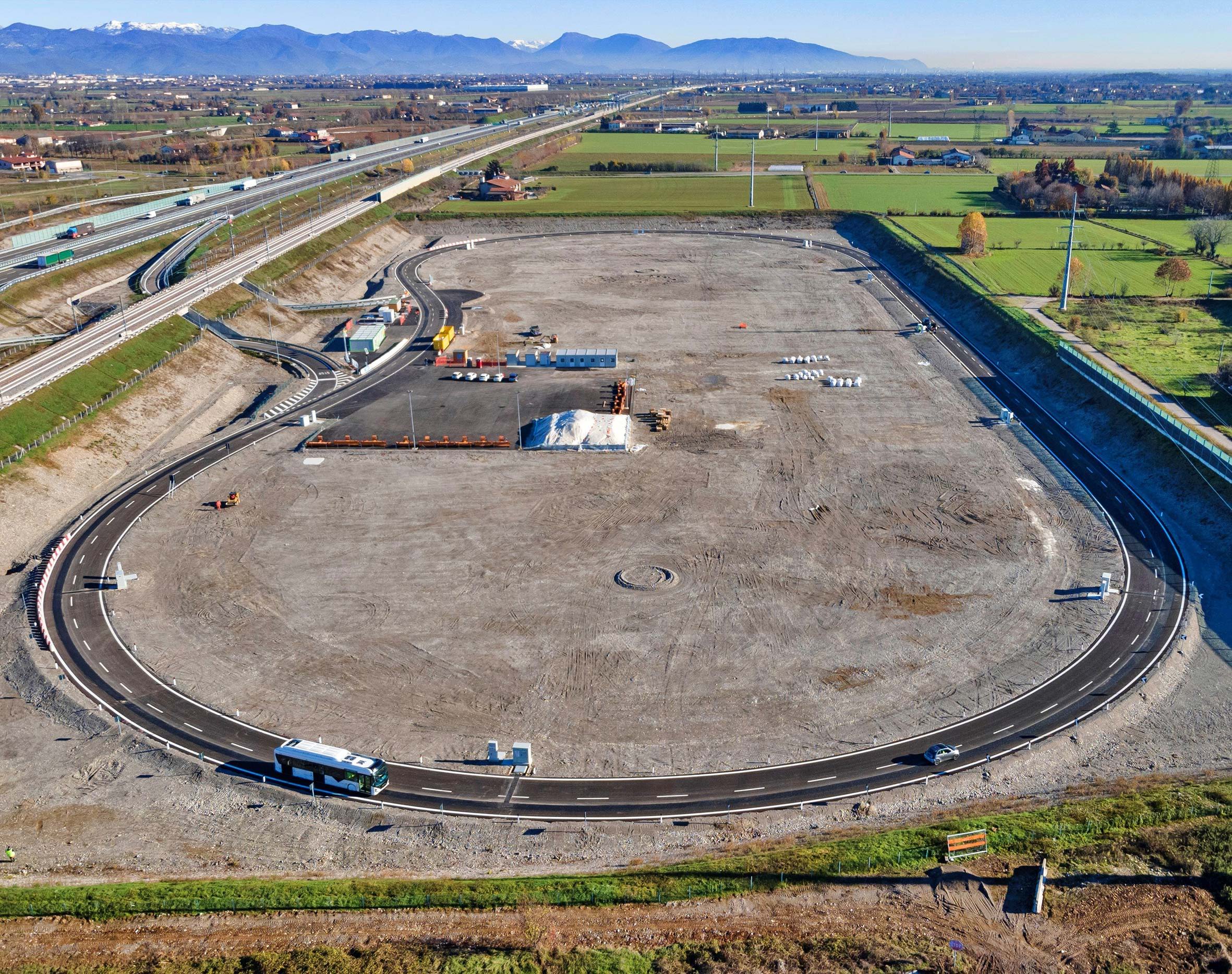 EEN NIEUW WEGDEKSYSTEEM VOOR DE ARENA DEL FUTURO RECHT UIT DE ONDERZOEKSLABORATORIA VAN MAPEI