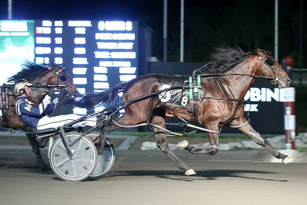 Stonebridge Helios and Bob McClure winning Saturday's SBOA Stakes. (New Image Media)