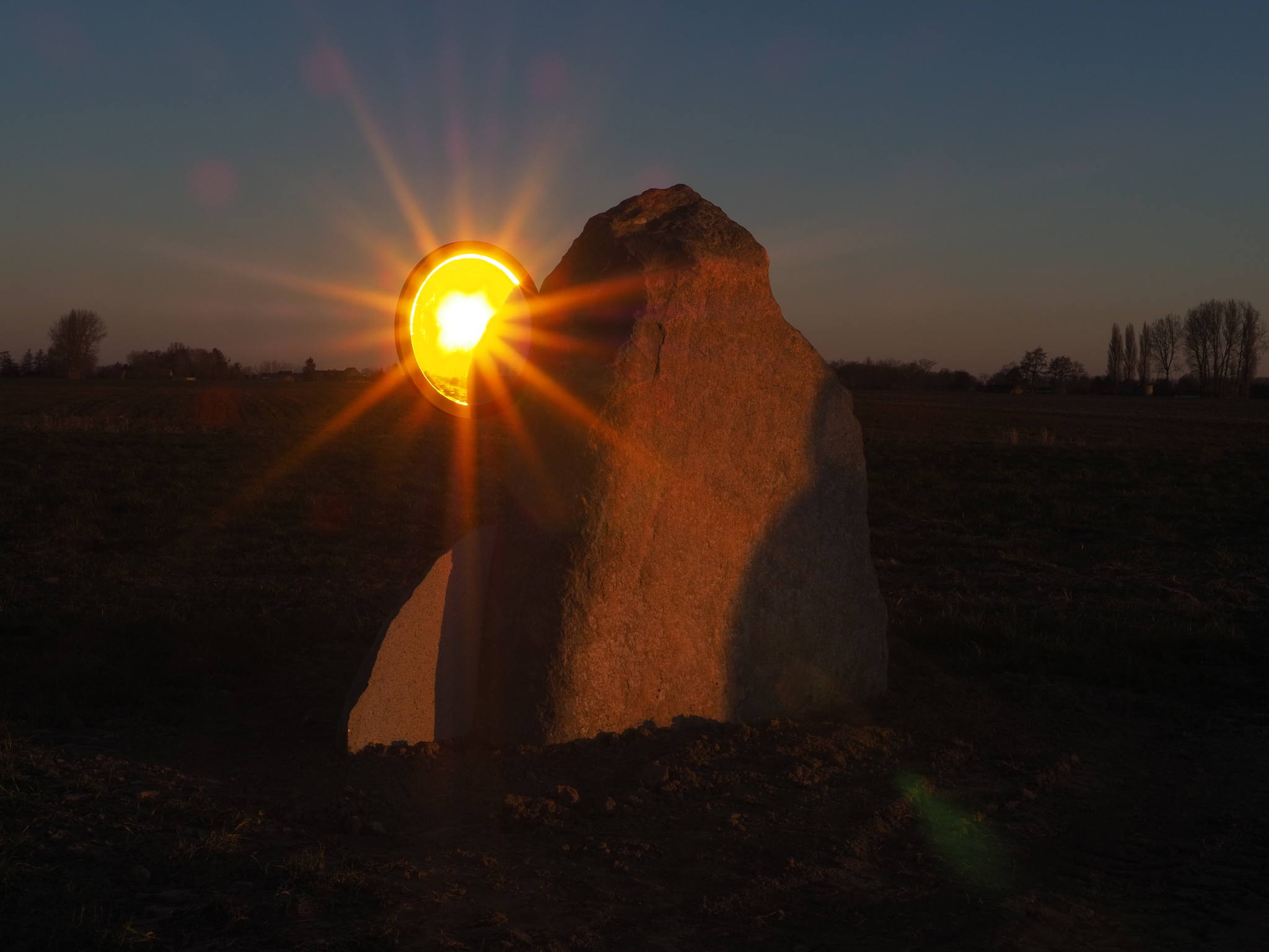 Ondergaande zon te zien door glas van Below Ground, Beyond Earth -foto Elise Eeraerts