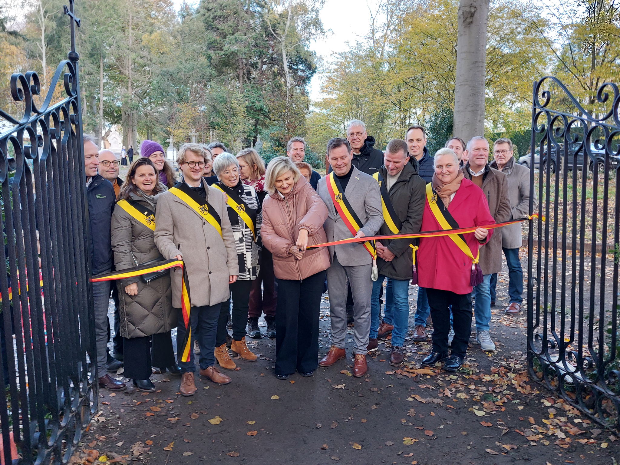Officiële opening van de begraafplaats door minister Crevits, met o.a. gemeentebestuur van Wingene en medewerkers van de VLM ©VLM Officiële opening van de begraafplaats door minister Crevits, met o.a. gemeentebestuur van Wingene en medewerkers van de VLM ©VLM