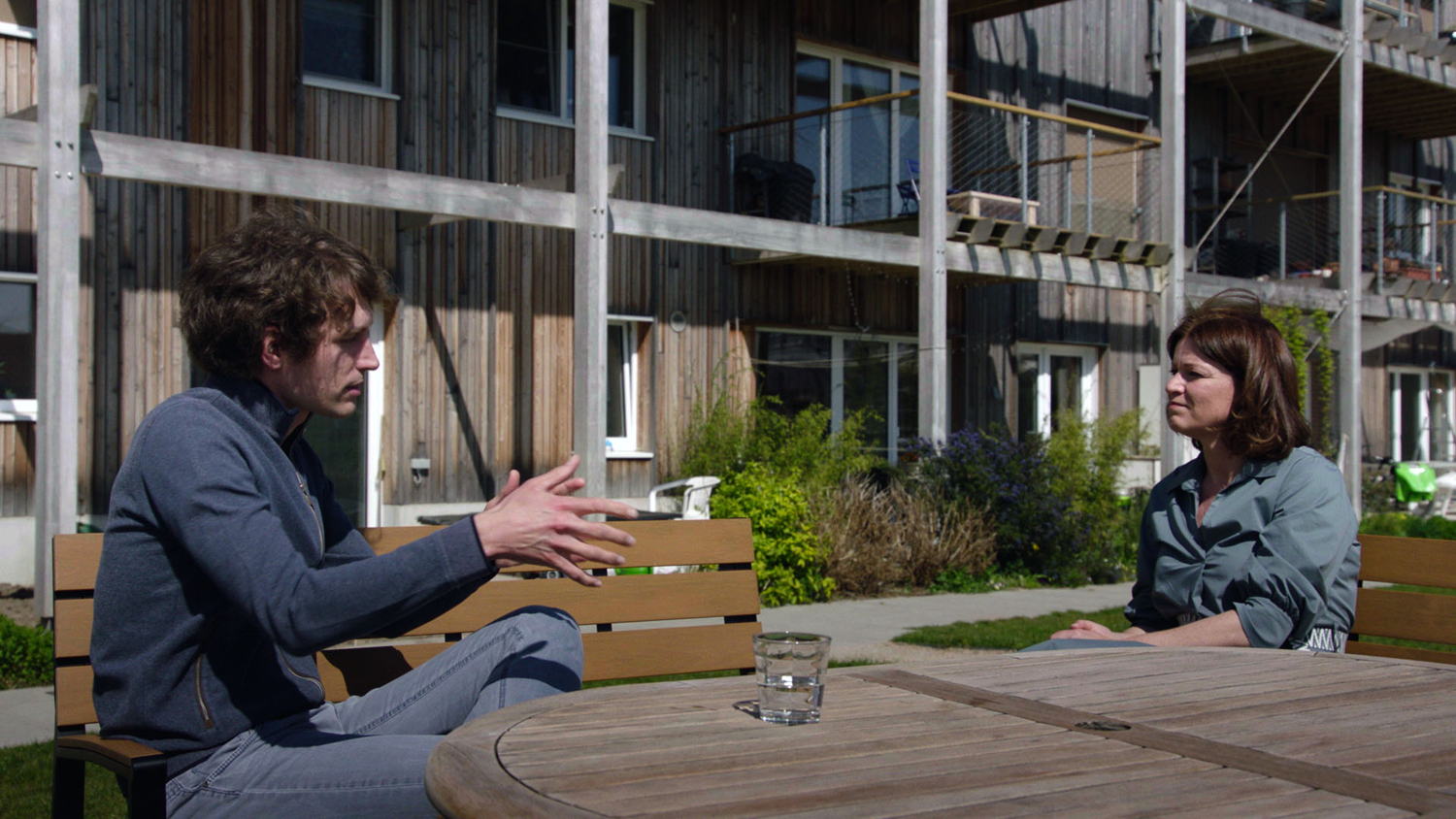 Jill Peeters praat met een bewoner in Cohousing Waasland
