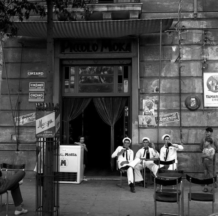 Three young marines are drinking beer in front of the small café ‘Piccolo Moka’. Two boys are looking at them. Palermo, 1956. AKG1734991 © akg-images / Mondadori Portfolio / Carlo Bavagnoli Three young marines are drinking beer in front of the small café ‘Piccolo Moka’. Two boys are looking at them. Palermo, 1956. AKG1734991 © akg-images / Mondadori Portfolio / Carlo Bavagnoli