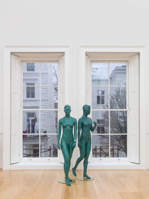 Lucy McKenzie, Faux Verdigiris statue (Zoya) 1 & 2, 2024. Paspop van fiberglas, acryl- en olieverf, was, standaard, 175 x 49 x 40 cm en 178 x 48 x 69 cm. Met dank aan de kunstenaar, Galerie Buchholz en Cabinet, Londen. Foto: Mark Blower