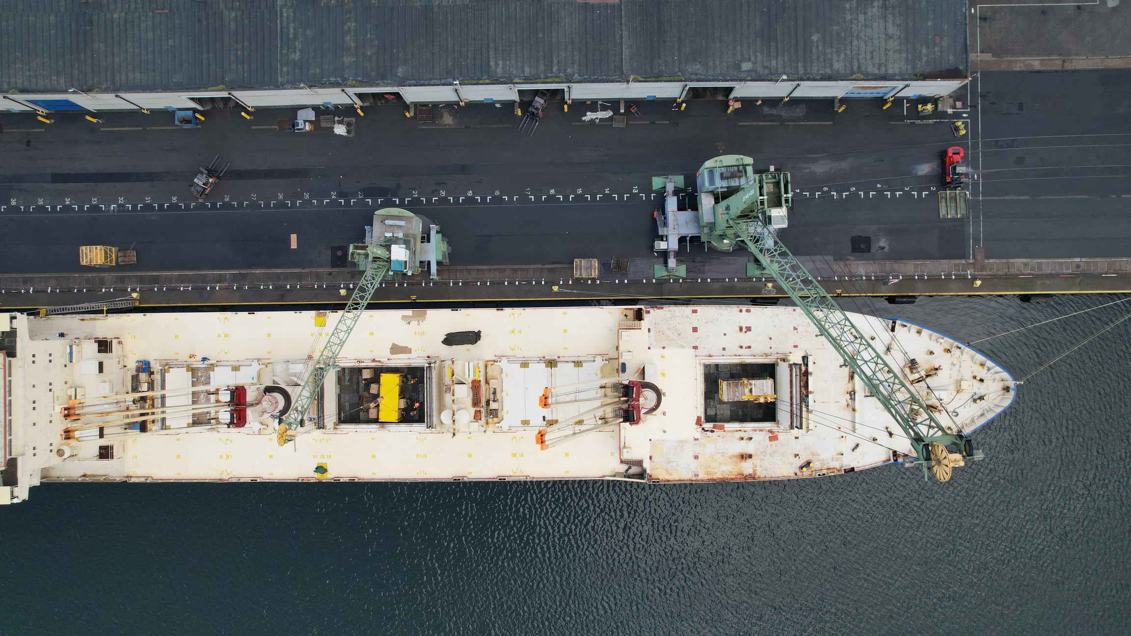 Starker Containerumschlag begrenzt Abschwung im bewegten ersten Quartal 