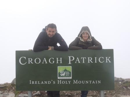 Tina en Bill beginnen hun roadtrip met de beklimming van Croagh Patrick, de heilge berg.
(c) VRT