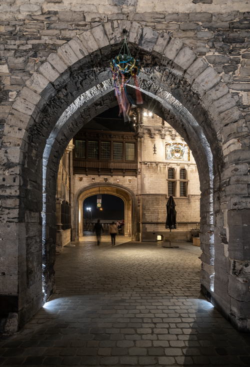 Lichtprojectie van de nis van de oude poort en de binnenplaats ©LUCID