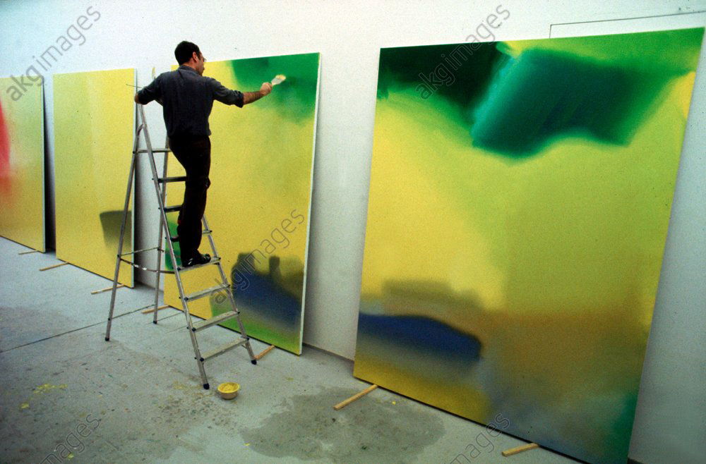Gerhard Richter au travail dans son atelier, Düsseldorf, Brückenstraße 7a en 1981. © Brigitte Hellgoth / akg-images