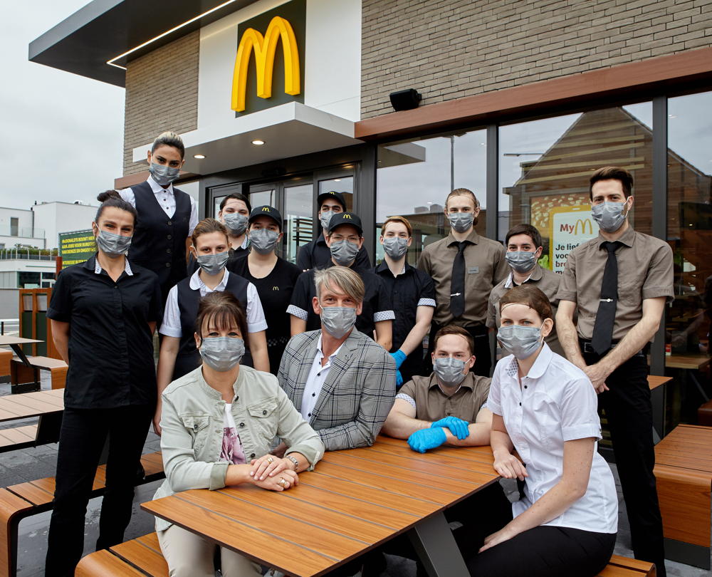 Franchisenemer Nico De Saedeleer met zijn team