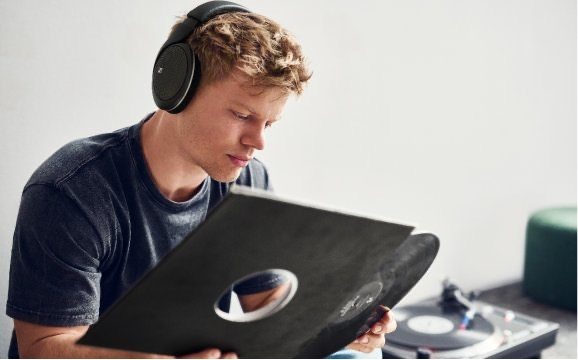 Quelle que soit l’installation, le HD 550 délivre des performances sonores d’exception Quelle que soit l’installation, le HD 550 délivre des performances sonores d’exception