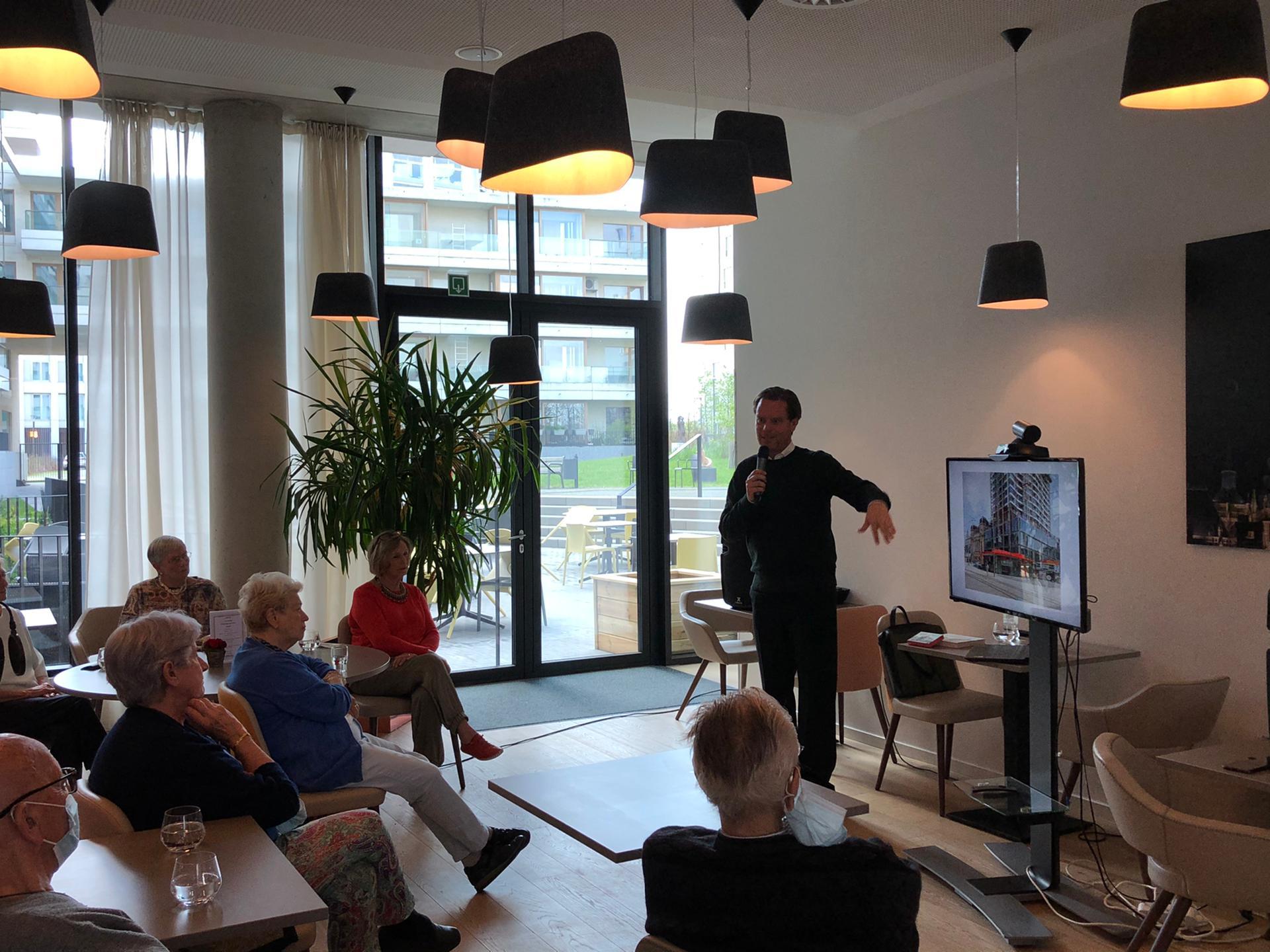 De bewoners van DOMITYS-serviceresidentie “Emerald Haven” delen herinneringen over Antwerpen met stadsgids en auteur Tanguy Ottomer