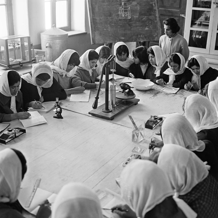 AKG8985574 Des écolières suivent un cours de sciences au lycée Malalay de Kaboul en 1963 (c) Paul Almasy / akg-images