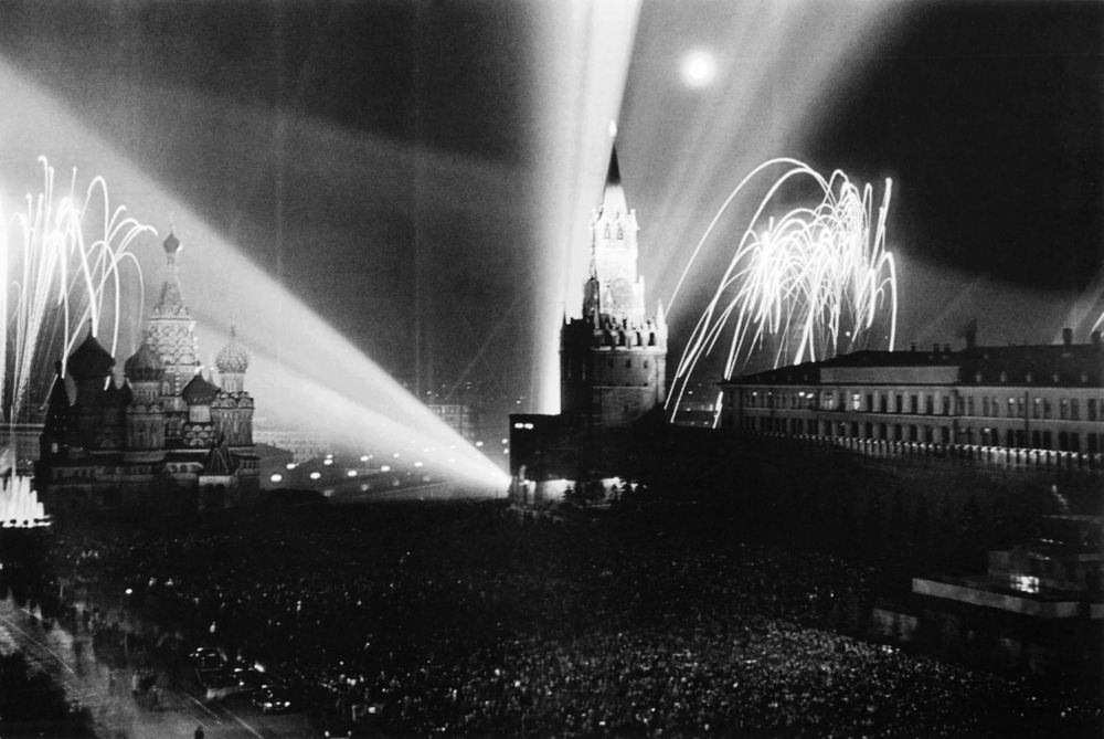 The Moscow Victory Fireworks on May 9, 1945 Photographer: Baltermants, Dmitri (1912-1990). AKG8990018 © Courtesy of Dmitri Baltermants