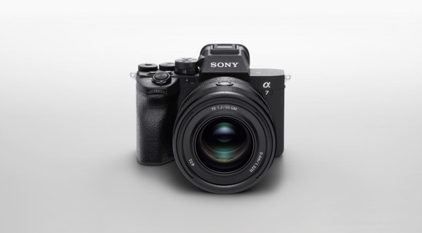 Fotoaparát ALPHA 7 IV od společnosti Sony je víc než jen „základní fotoaparát“ díky 33megapixelovému full-frame snímači a vylepšenému ovládání při fotografování a nahrávání videa
