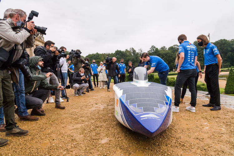 Het Agoria Solar Team met de nieuwe zonnewagen. © Geert Vanden Wijngaert