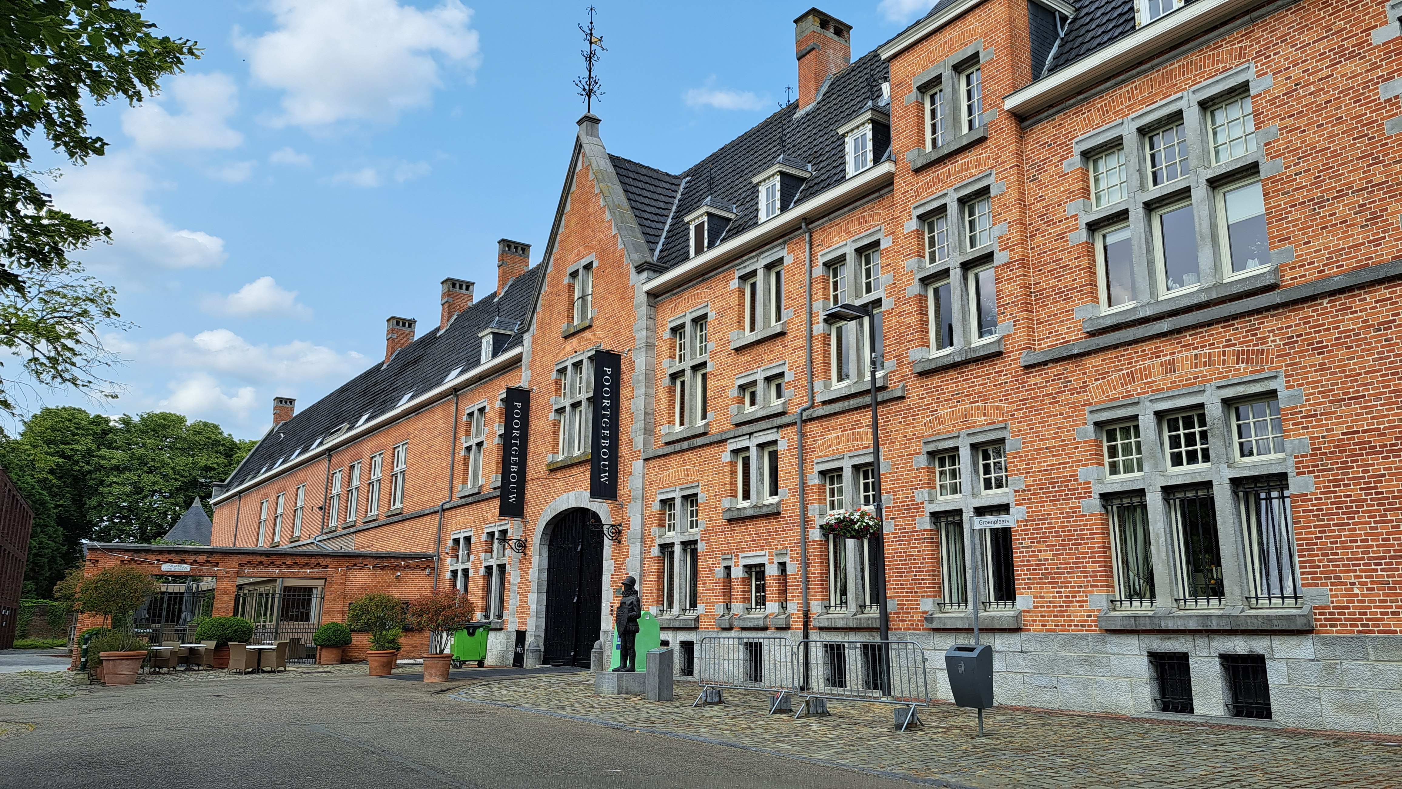 Het poortgebouw is een van de historisch prachtige gebouwen in Oud-Rekem. Het poortgebouw is een van de historisch prachtige gebouwen in Oud-Rekem. 