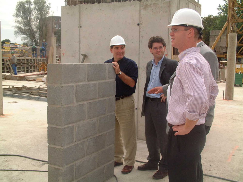 De eerste steen wordt gelegd in 2002.