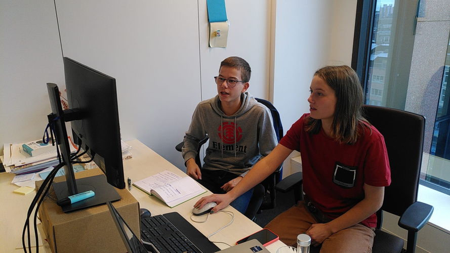 YOUCA-jongeren op het kabinet van Lies Corneillie. Jolien was schepen voor één dag, Nathan was haar kabinetsmedewerker.