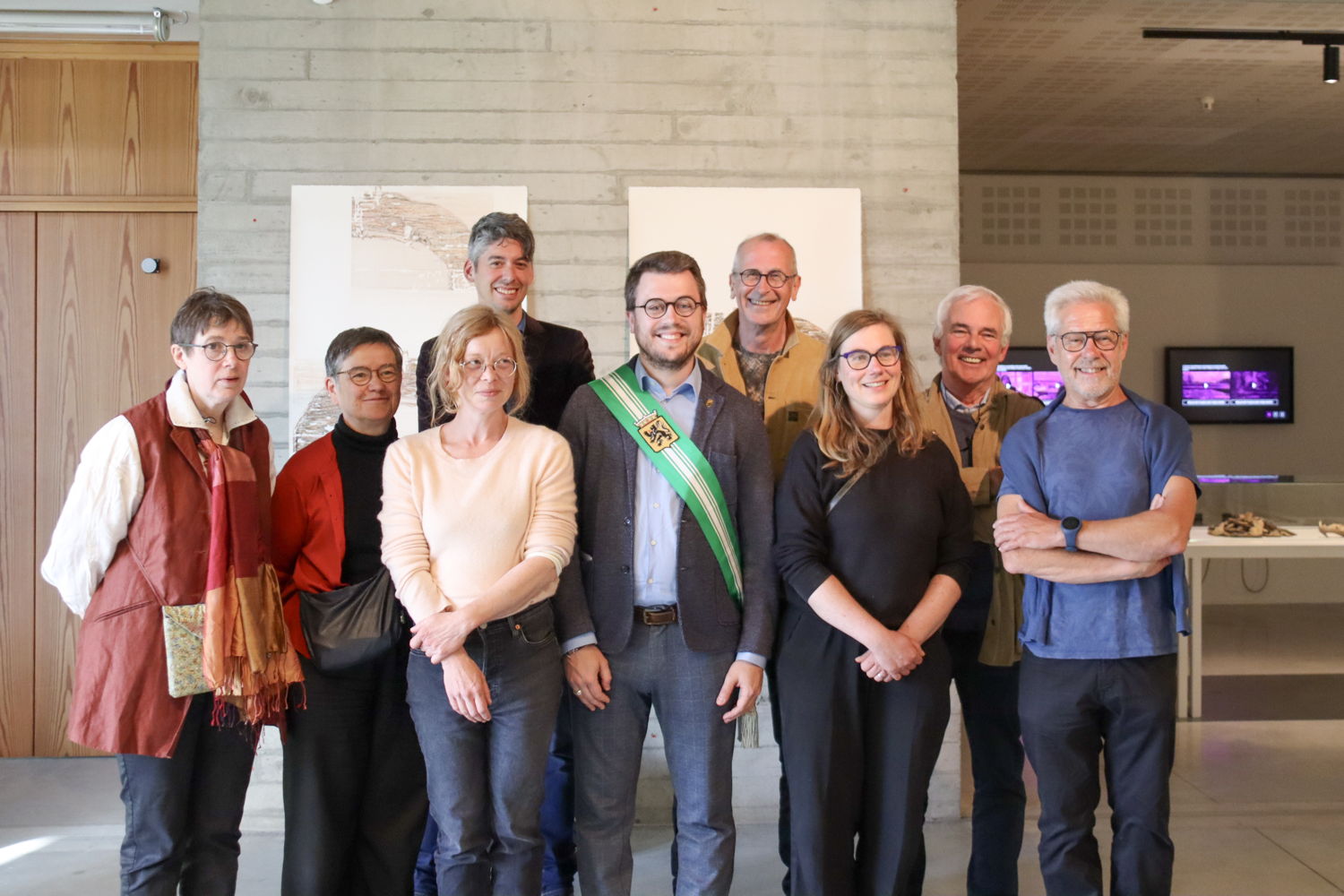 vlnr. Marie-Ange Demuysere (Academie voor Beeldende Kunst Gent), Anneke Lippens (Provincie), Céline Butaye (Academie voor Beeldende Kunst Gent), Stani Vandecatsye (coördinator Erfgoedsite Ename), gedeputeerde David Coppens, Werner Peeters (Academie voor Beeldende Kunst Gent), Viola Vandomme (Academie voor Beeldende Kunst Gent), Alex Persijn (Academie voor Beeldende Kunst Gent), Marc Walravens (Academie voor Beeldende Kunst Gent)