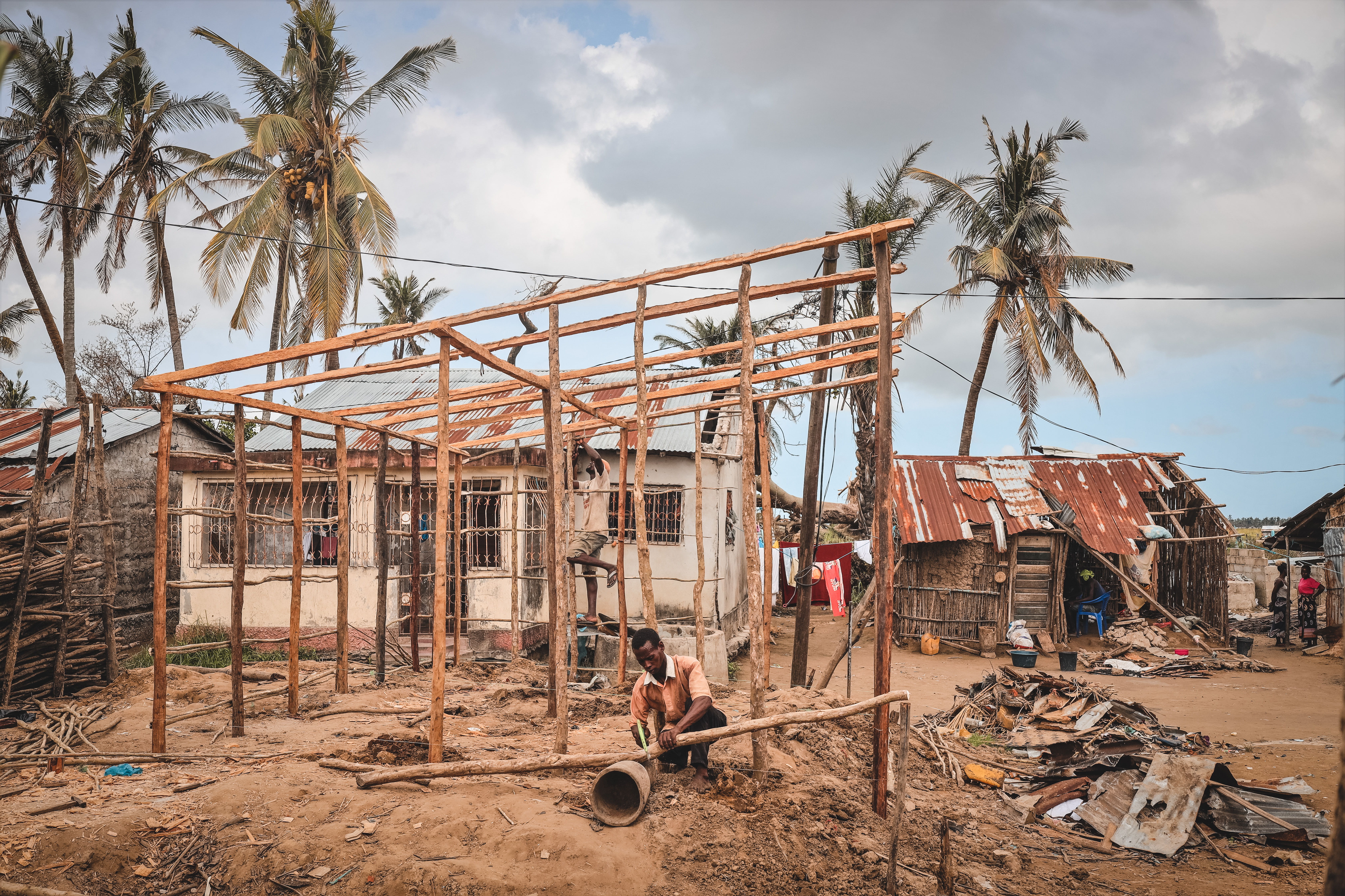 In March 2023, tropical cyclone Freddy affected some 1.2 million people in Mozambique, and 750,000 in Zambézia province according to the United Nations. In the photo, we can see communities rebuilding their houses in the neighbourhood of Quelimane severely impacted by the cyclone. Photographer: Martim Gray Pereira | 26/03/2023 | Quelimane, Mozambique In March 2023, tropical cyclone Freddy affected some 1.2 million people in Mozambique, and 750,000 in Zambézia province according to the United Nations. In the photo, we can see communities rebuilding their houses in the neighbourhood of Quelimane severely impacted by the cyclone. Photographer: Martim Gray Pereira | 26/03/2023 | Quelimane, Mozambique