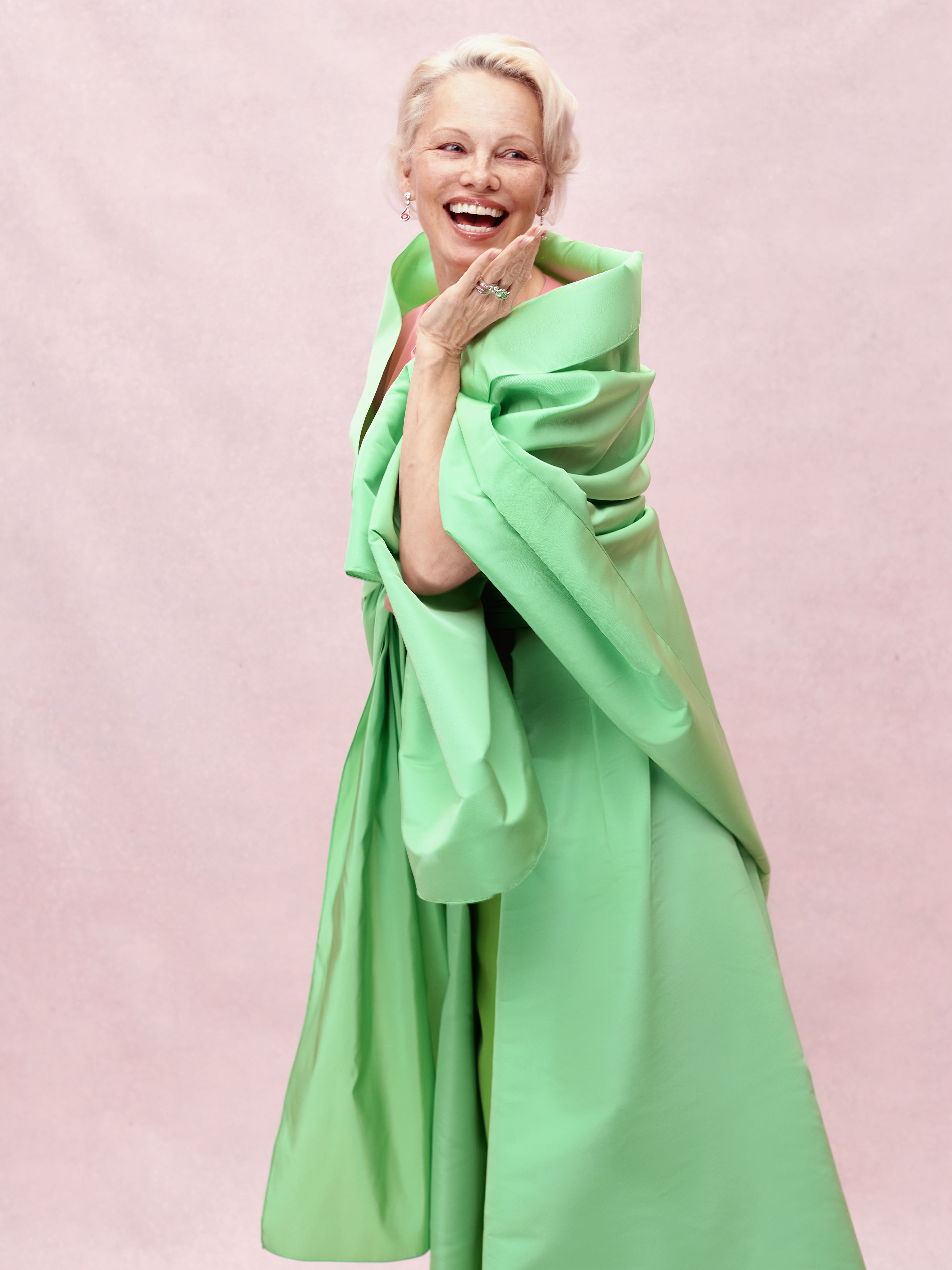 PAMELA ANDERSON LUCE DIAMANTES CREADOS EN LABORATORIO DE PANDORA EN LA 76ª EDICIÓN DEL FESTIVAL INTERNACIONAL DE CINE DE BERLÍN 