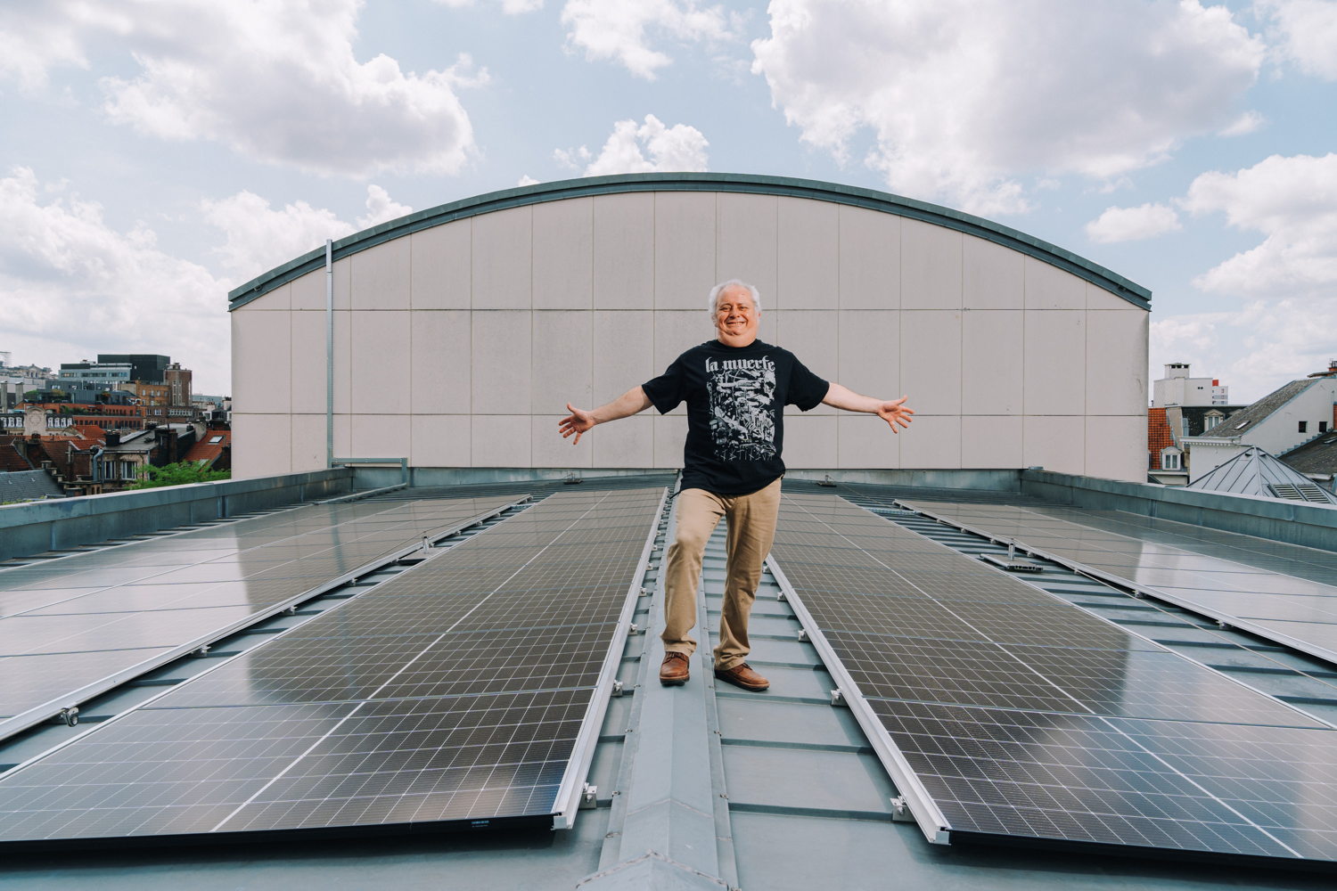 Huisbewaarder van Ancienne Belgique op het dak vol zonnepanelen ©Illias Teirlinck