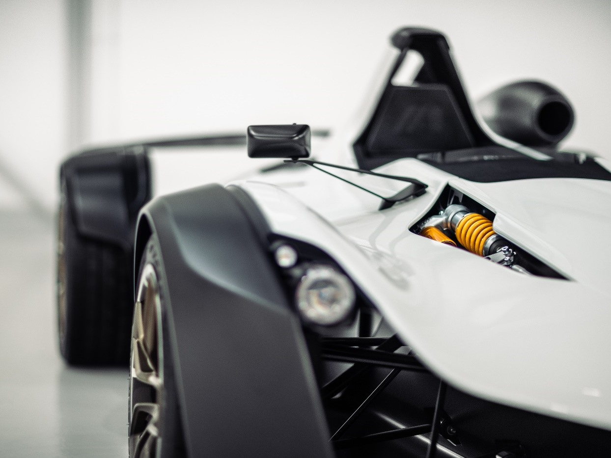 Gli ammortizzatori regolabili Öhlins® offrono una maneggevolezza superiore alla nuova BAC Mono R Supercar in fibra di carbonio