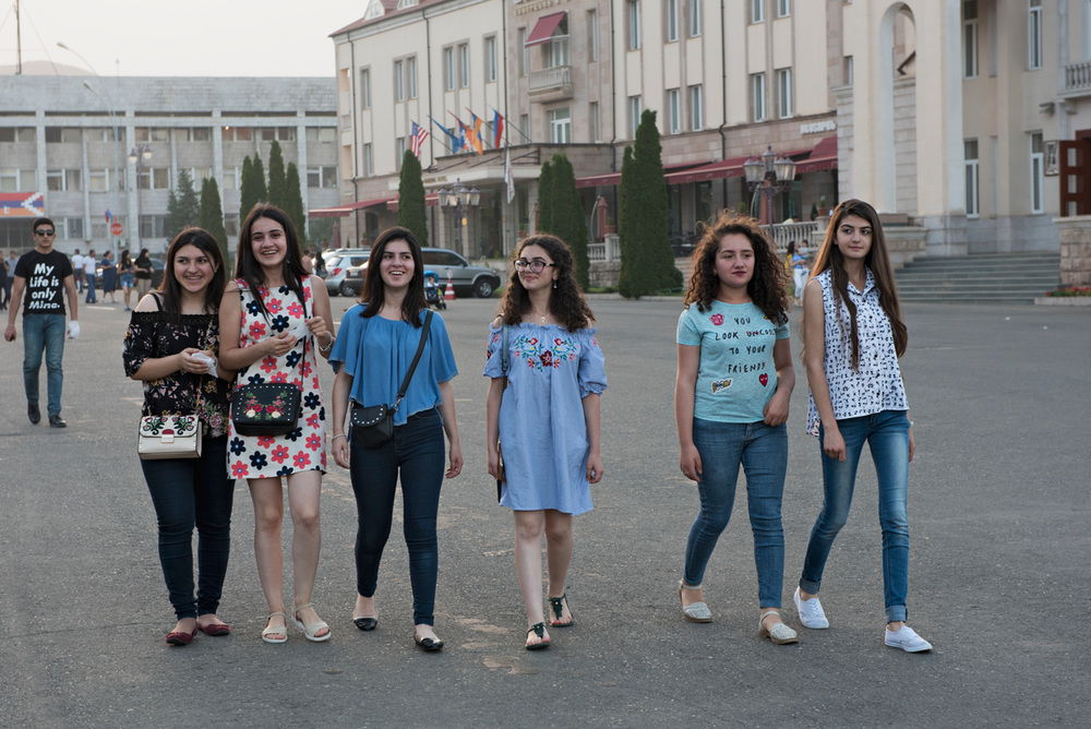 Promenade entre jeunes filles à Stepanakert (c) Yvan Travert / akg-images