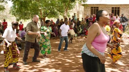 Jan bezoekt een humanitair project in Tanzania (c) VRT