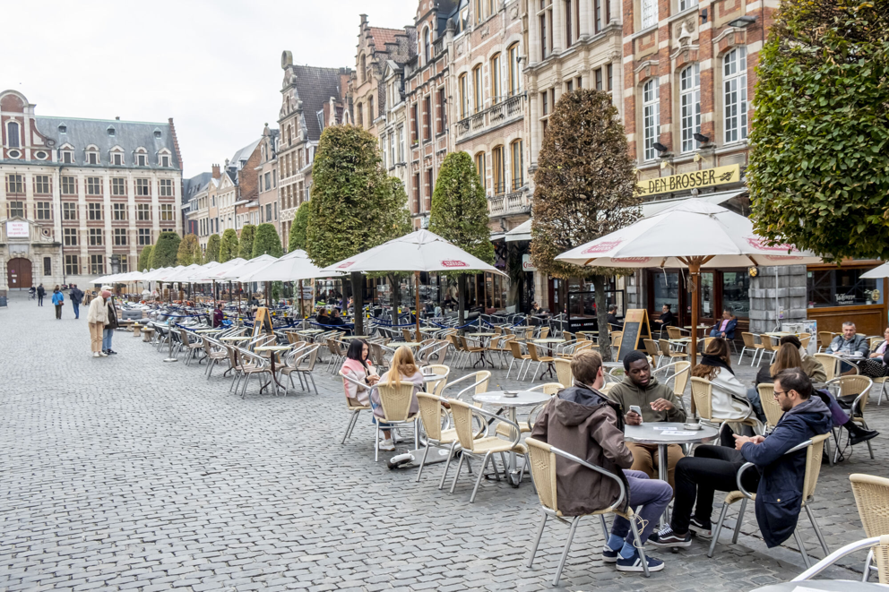 Oude Markt in Leuven test donderdag polsbandjessysteem om coronapas te controleren