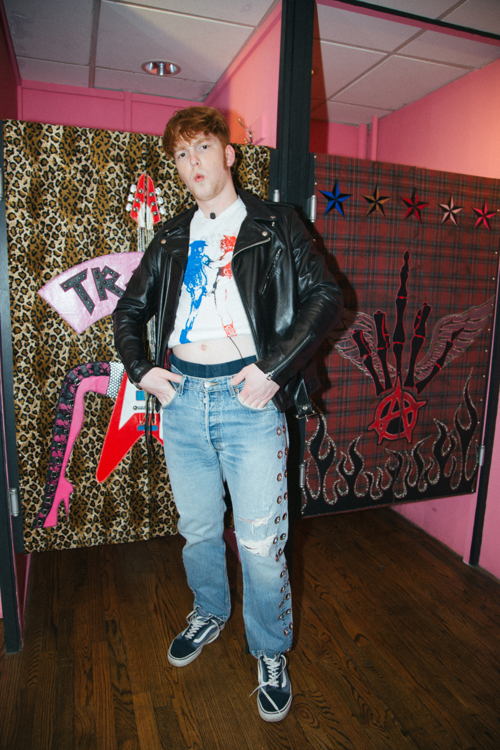 Thibault Christiaensen in punkkledij © Studio Brussel