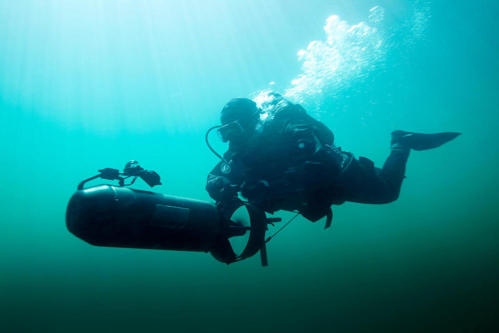 Combat diver navigates the waters using a diver propulsion vehicle. AKG10817081 © akg-images / Tom Weber / Stocktrek Images