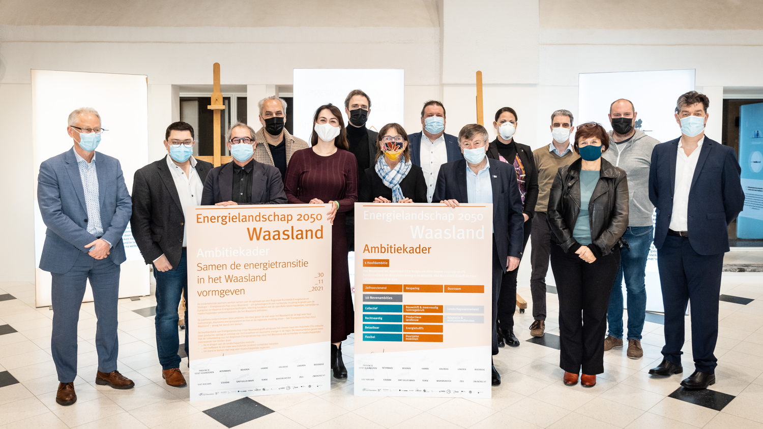 Gedeputeerden An Vervliet en Riet Gillis (midden) samen met de bestuurders  van het Waasland