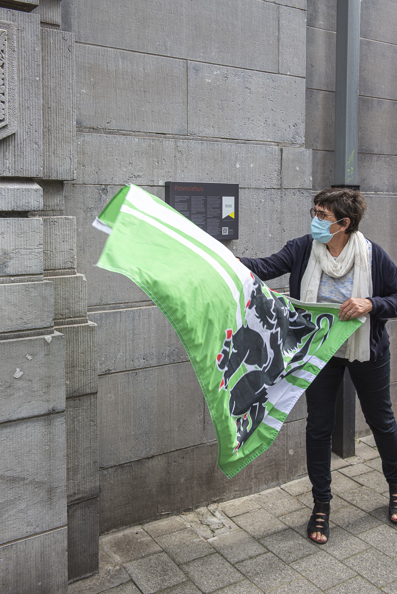 Gedeputeerde Annemie Charlier, bevoegd voor Erfgoed, onthult het gevelbord aan het Provinciehuis.