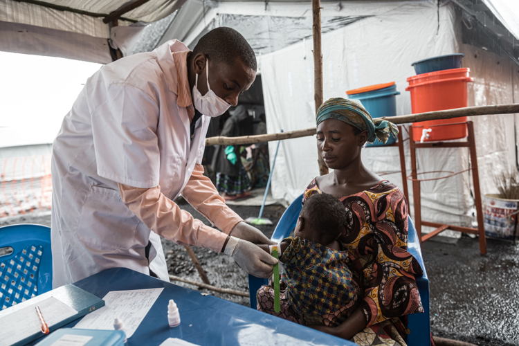 MSF teams use the mid-upper arm circumference (MUAC) tape to determine the children’s nutritional status. In Rusayo camp, there is a dedicated program for malnourished children. Copyright - Michel Lunanga/MSF 