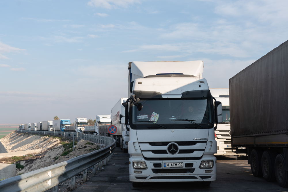 Title: MSF Shipment from Dubaï hub to Syria Copyright: Abdulmonam Eassa/MSF Countries: Türkiye Date taken / Date Recorded: 19 February, 2023 Caption / Description: 14 MSF trucks loaded with tents and winter kits are crossing to North West Syria, from Hamam crossing point in Türkiye.