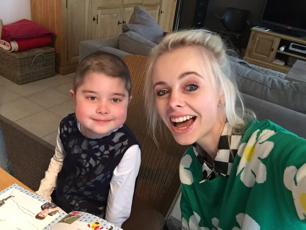 Wrapper Charlotte en Ari - (c) VRT
