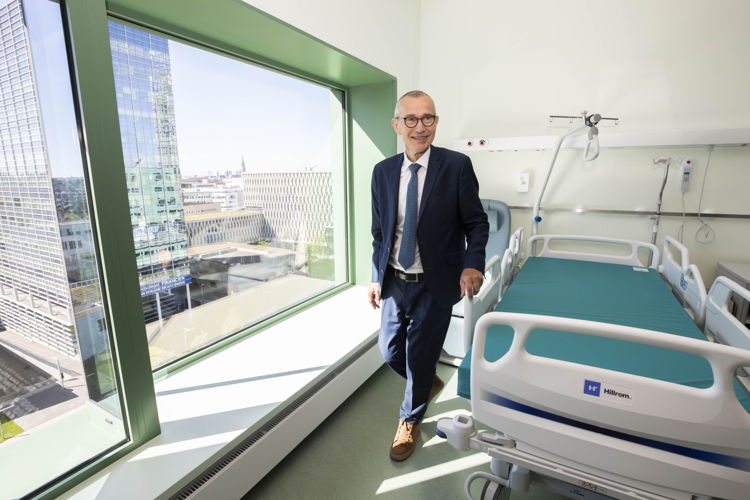 Minister Frank Vandenbroucke bezoekt een patiëntenkamer in het gloednieuwe ziekenhuis ZNA Cadix (Foto: ZNA / Dirk Kestens)