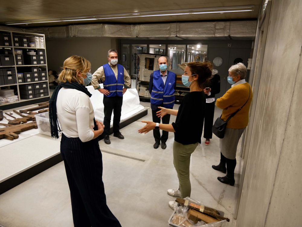 Lien Lombaert, beleidsmedewerker dienst Erfgoed, geeft uitleg aan delegatie Belgische Blauwe Schild