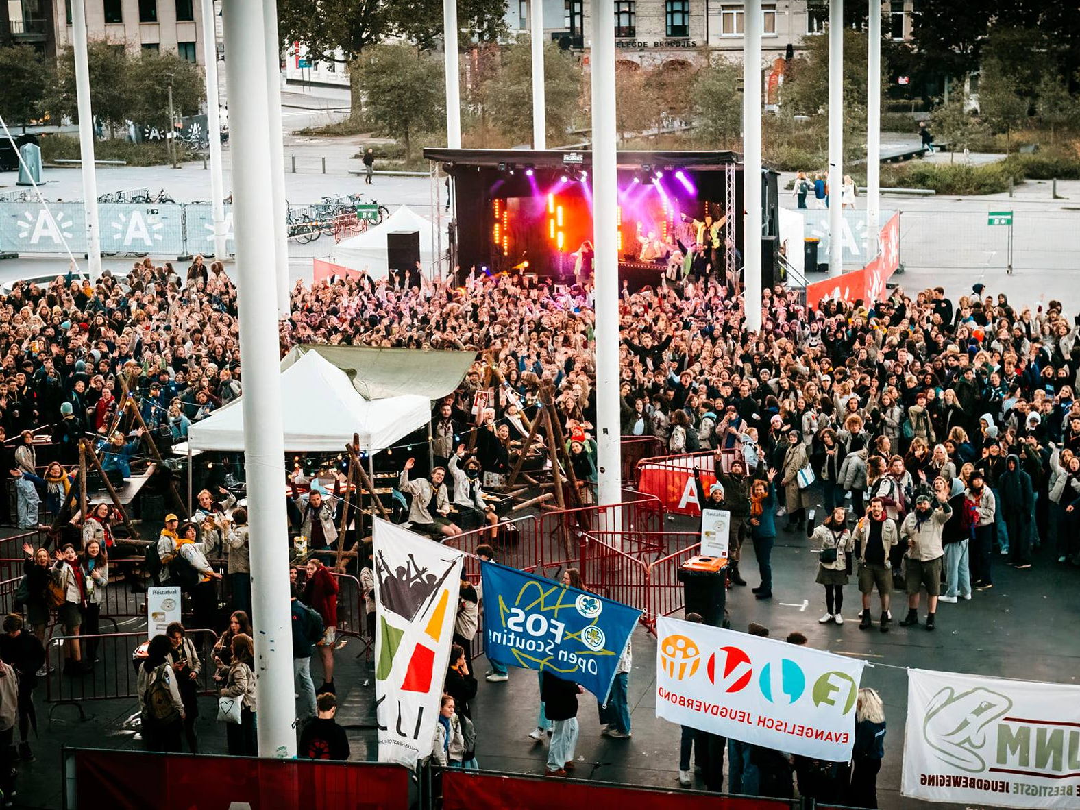 Antwerpse jongeren vieren Dag van de Jeugdbeweging met ontbijt op Theaterplein
