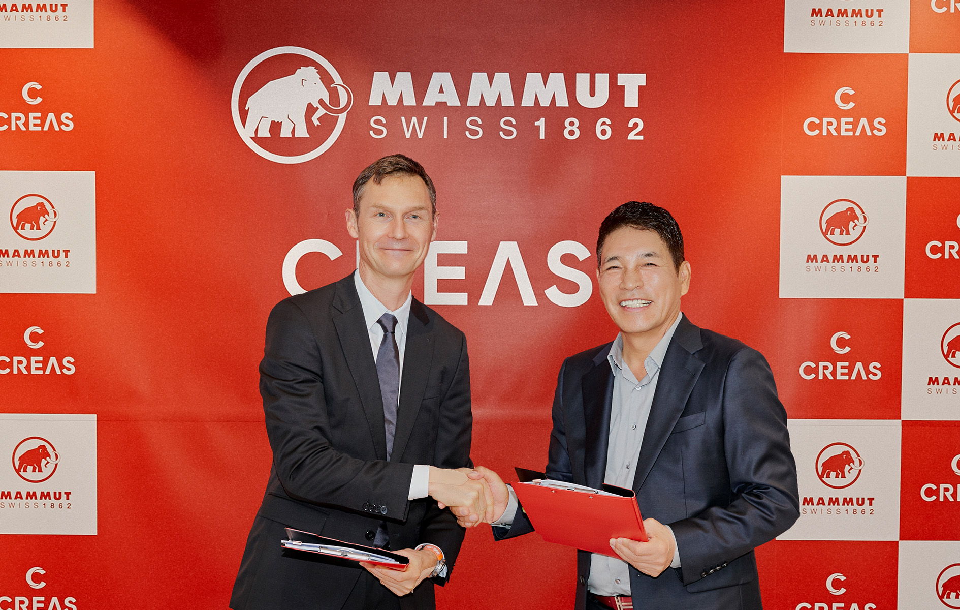 Heiko Schäfer, CEO Mammut, and Jin-Seok Woo, Chairman Creas F&C, are looking forward to working together in Korea. (Image: Creas F&C)