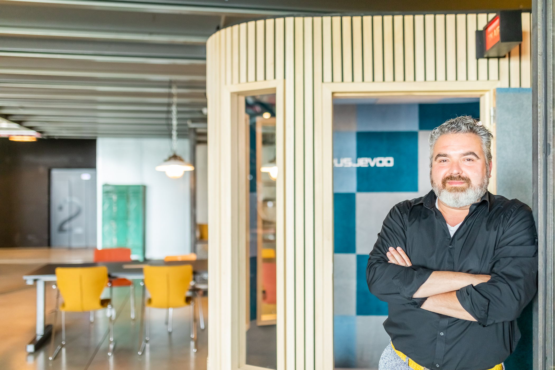 Decorbouwer Deusjevoo dropt allerkleinste tv-studio ter wereld