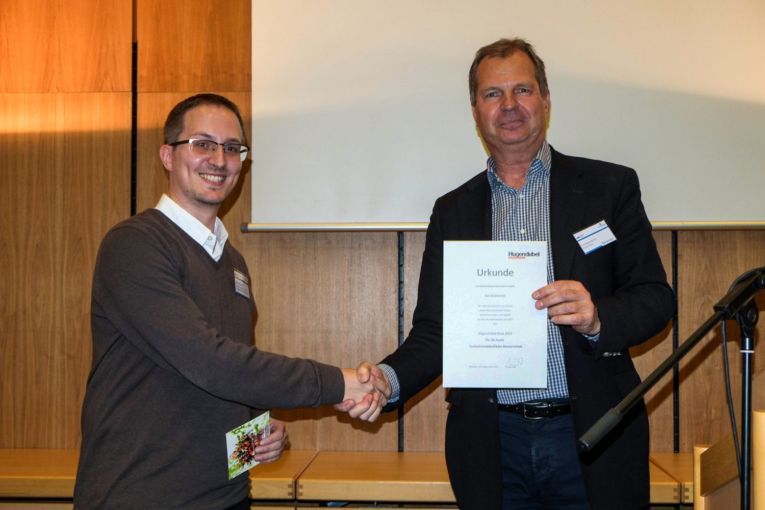 Jan Stojanovic (Preisträger 2017) und Thomas Nitz (Mitglied der Geschäftsführung bei Hugendubel), Fotograf: Daniel Gertenbach