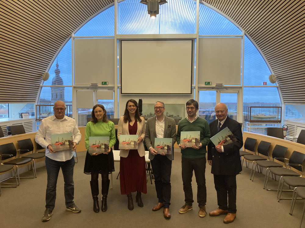 vlnr Eddy Van Grevelinge (Op Stoapel), schepen Lieve Truyman, gedeputeerde An Vervliet, auteur Johan Dambruyne (Rijksarchief), Peter Van Wichelen (Scheepswerven Baasrode) en Jozef Dauwe (ere-gedeputeerde en curator van de Boelwerf) vlnr Eddy Van Grevelinge (Op Stoapel), schepen Lieve Truyman, gedeputeerde An Vervliet, auteur Johan Dambruyne (Rijksarchief), Peter Van Wichelen (Scheepswerven Baasrode) en Jozef Dauwe (ere-gedeputeerde en curator van de Boelwerf)