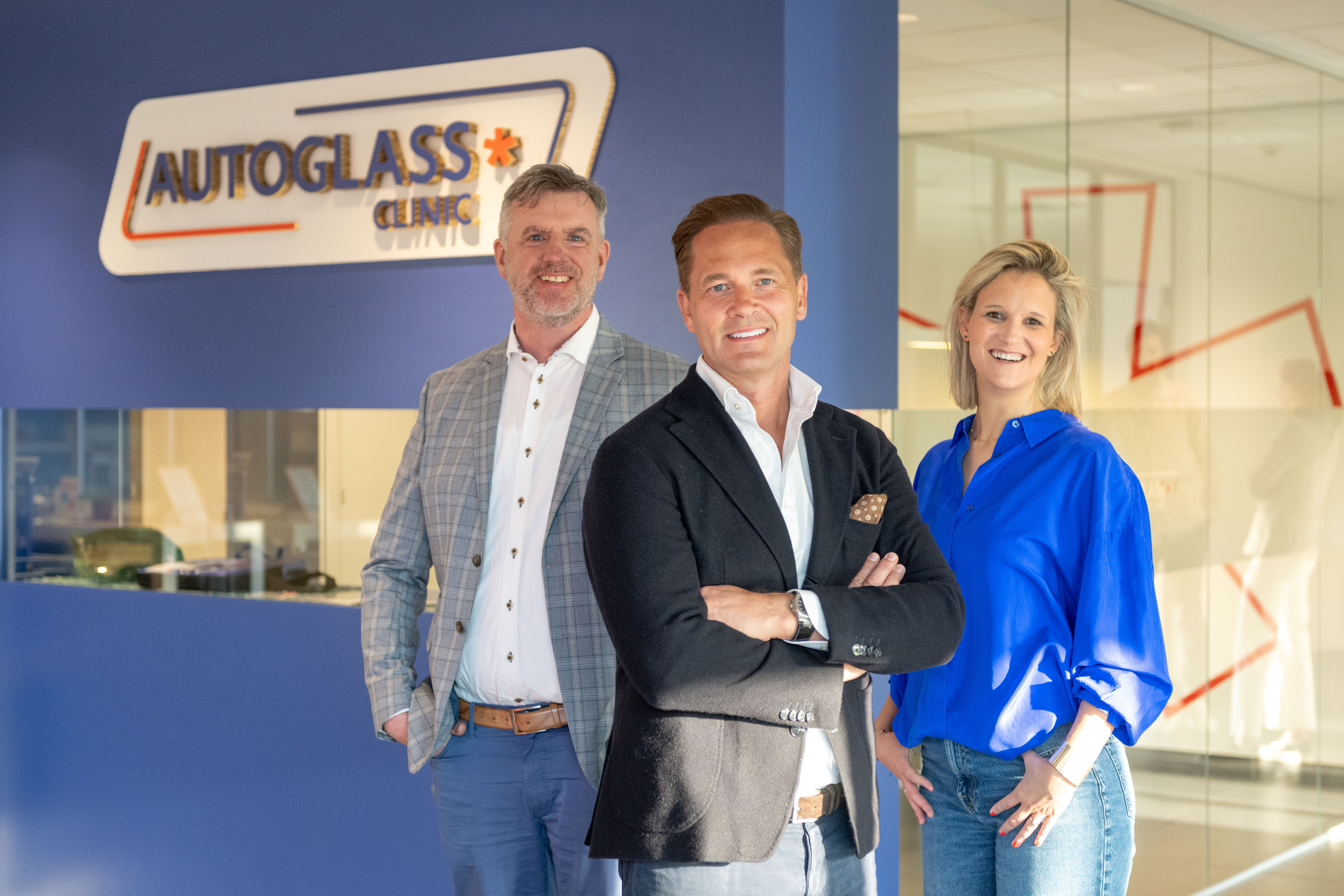 Joeri Lieten (CEO) en Charline Leroi (gedelegeerd bestuurder)
van Autoglass Clinic samen met Anders Jensen (CEO) van Cary Group