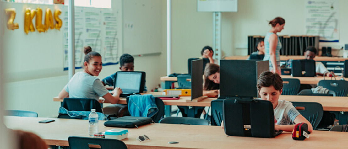 Norther schenkt meer dan 130 laptops aan Oostendse leerlingen