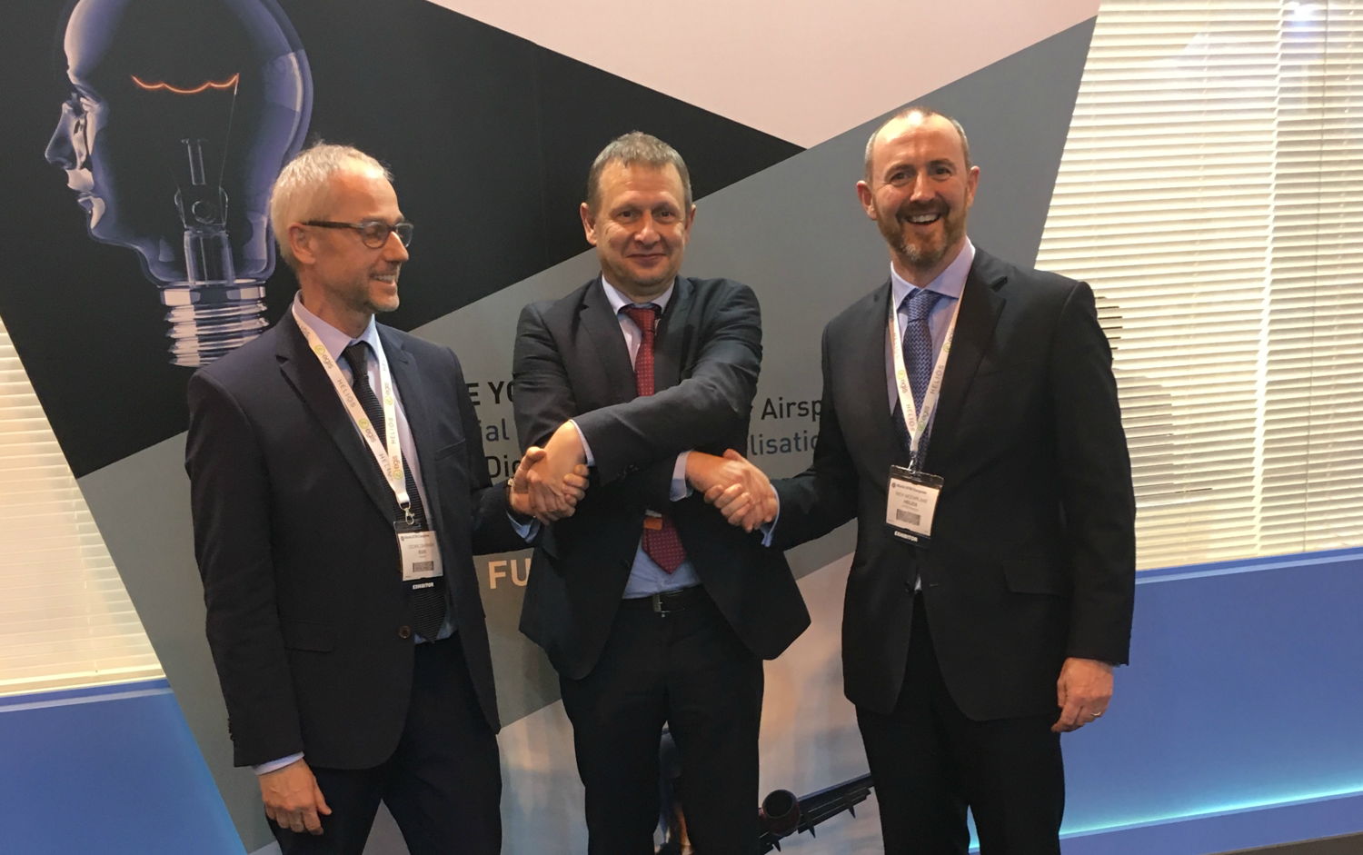 Hand shake tijdens World ATM Congress in Madrid:  Cédric Barbier, CEO van Egis; Johan Decuyper, CEO van Belgocontrol en Nick McFarlane, directeur Helios