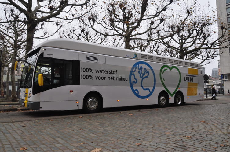 De eerste waterstofbus in België, bij de voorstelling op de Fr. Rooseveltplaats in Antwerpen. (foto: De Lijn)