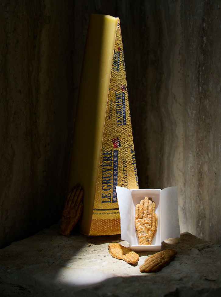 Primeur: Sterrenchef Viki Geunes***/Zilte en Philip’s Biscuits brengen hartige ode aan het Antwerps Handje, met Le Gruyère AOP in de hoofdrol.