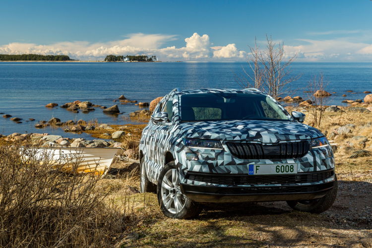 The ŠKODA KAROQ is a completely new compact SUV. The emotive and dynamic design with numerous crystalline elements characterises ŠKODA’s new SUV design language.